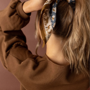 Small foulard Léopard Météorite porté dans les cheveux
