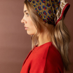 Small foulard Léopard Fire porté dans les cheveux comme accessoire