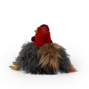Détail des poils longs et soyeux de la peluche poule Moulin Roty