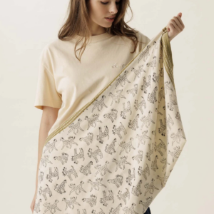Détail de l'imprimé block-print Pongo Macadamia du foulard Latika Apaches Collections