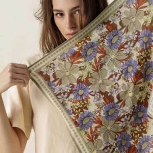 Détail de l'imprimé block-print Bouquet Macadamia du foulard Manika Apaches Collections