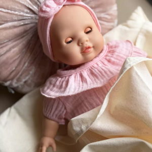 Visage de la poupée Émilie Cuties avec yeux dormeurs