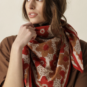 Femme portant le big foulard Dupatta Maison Zinnia Fiesta