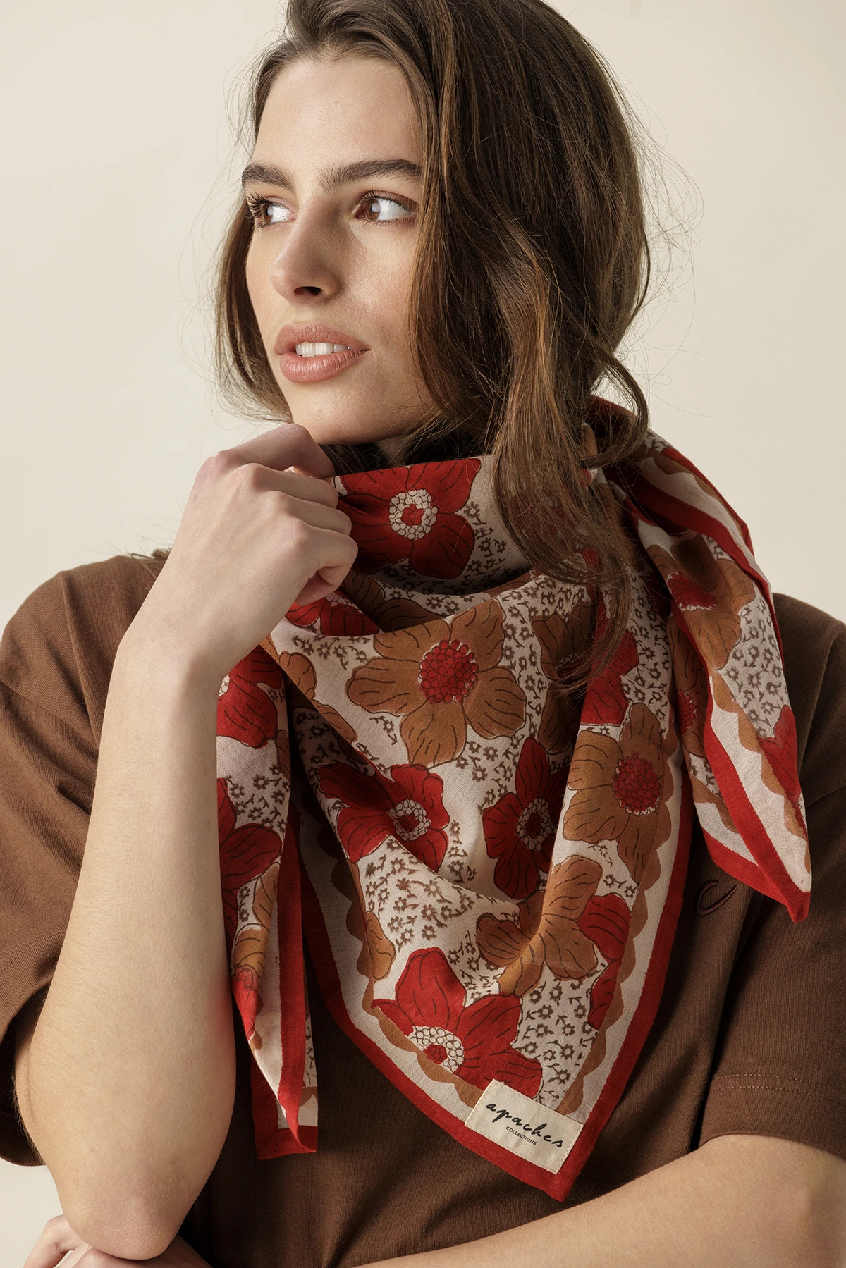 Femme portant le big foulard Dupatta Maison Zinnia Fiesta