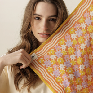 Femme tenant le small foulard Manika Pongo Solo El Sol