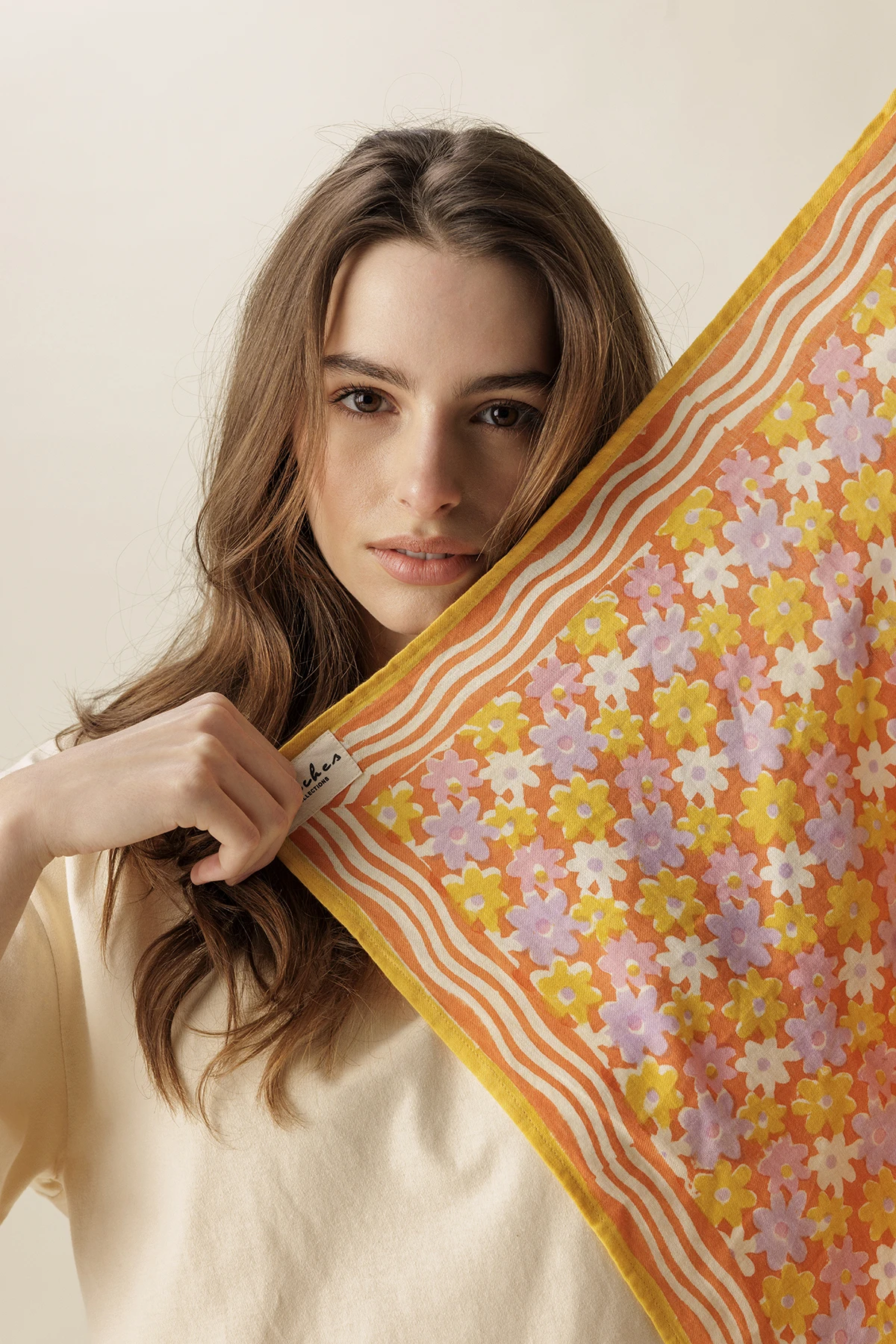 Femme tenant le small foulard Manika Pongo Solo El Sol