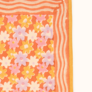 Détail de l’imprimé Pongo Pâquerette Orange du foulard Manika