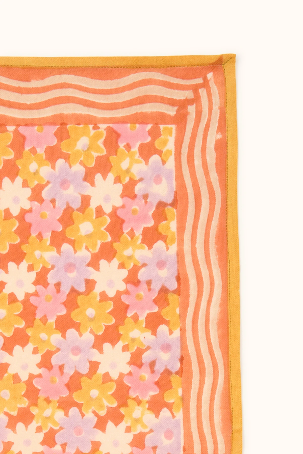 Détail de l’imprimé Pongo Pâquerette Orange du foulard Manika